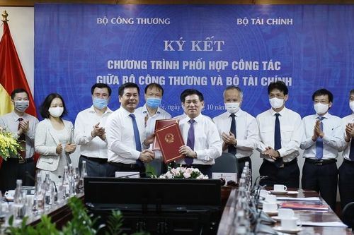 Bộ Tài chính và Bộ Công thương ký kết thỏa thuận hợp tác
