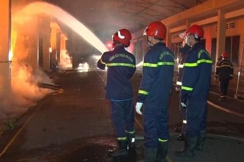 Xuyên đêm phối hợp dập lửa cứu kho vải
