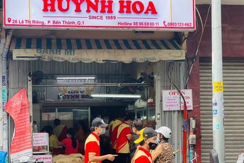 Tiệm bánh mì đắt nhất Sài Gòn đông khách ngày trở lại