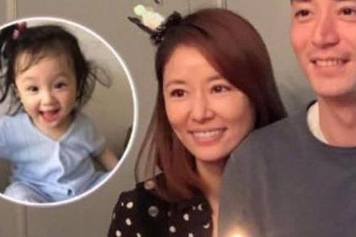 Con gái Lâm Tâm Như đã phản ứng như thế này khi chứng kiến bố mẹ tình tứ