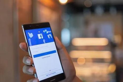 Chỉ viết thiếu một dấu phẩy ở bài đăng Facebook, một người Úc có thể mất hàng trăm triệu
