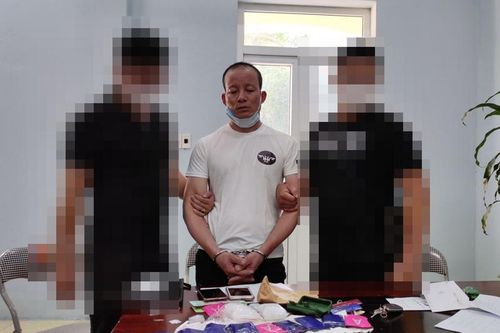 Khám xét khẩn cấp nơi ở đối tượng cất giấu hàng nghìn viên ma túy tổng hợp