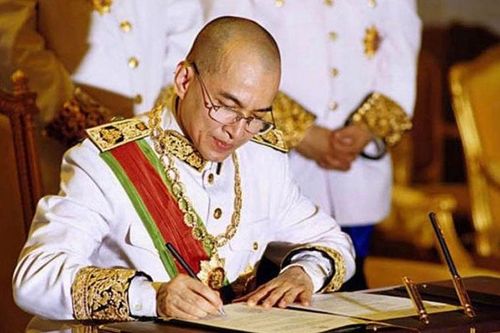 Vua Campuchia ủng hộ sửa hiến pháp, cấm quan chức cấp cao có song tịch