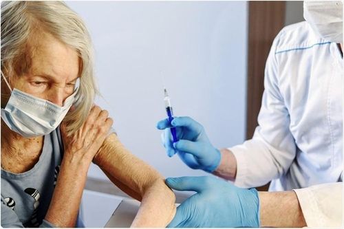 Kháng thể ở người cao tuổi giảm mạnh sau nửa năm tiêm vaccine Pfizer