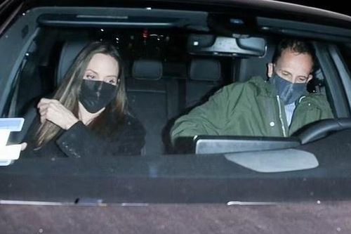 Angelina Jolie hẹn hò chồng cũ Jonny Lee Miller