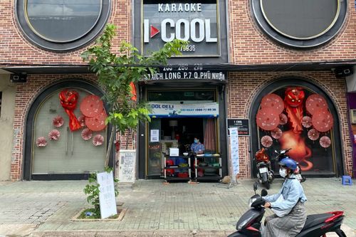 Quán karaoke ở TP.HCM bán bún thịt nướng