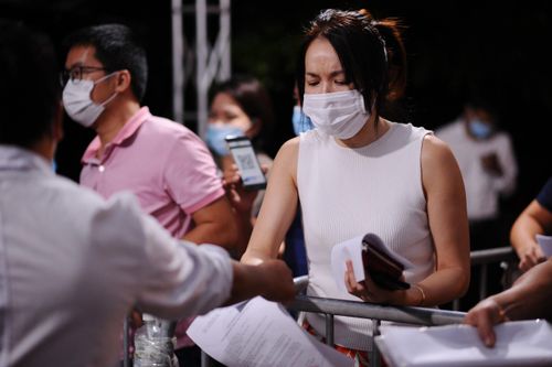 Chốt kiểm soát cửa ngõ Hà Nội vẫn siết chặt người vào thành phố