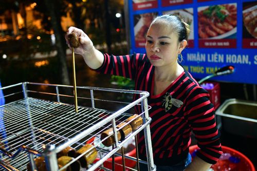 Tiệm phở, quán lẩu Hà Nội bận rộn chuẩn bị để đón khách tại chỗ