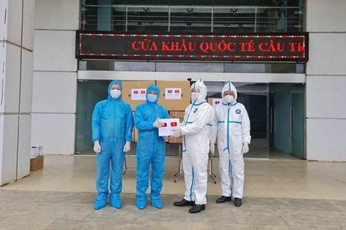 Bộ Công an bàn giao vật tư y tế hỗ trợ Bộ Công an Lào phòng, chống dịch Covid-19