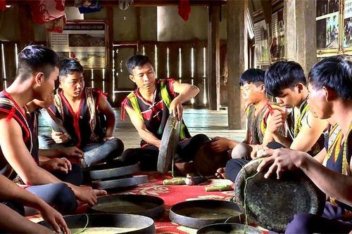 Chàng trai Bahnar giữ lửa cồng chiêng