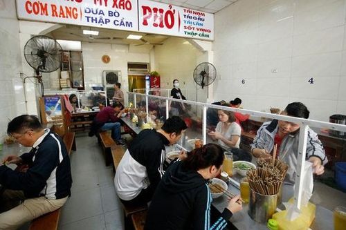 Hà Nội: Ngày mai 14/10, hàng ăn uống tại chỗ, xe buýt được hoạt động trở lại