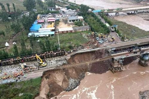 Lũ lụt tàn phá 'đuổi' hơn 120.000 người phải sơ tán