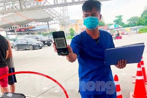 Dùng 'mắt thần' quét mã QR giải tỏa ùn ứ chốt cửa ngõ