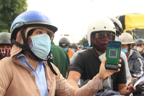 Bỏ xét nghiệm, biển người ùn ứ trước chốt kiểm soát vào Đà Nẵng