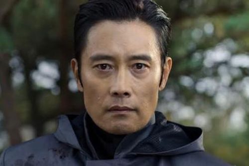 Thủ lĩnh đeo mặt nạ của 'Trò chơi con mực' ức phát khóc do bị kỳ thị ở Hollywood