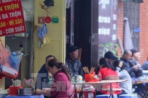 Hà Nội cho bán hàng ăn tại chỗ, taxi hoạt động trở lại từ sáng mai