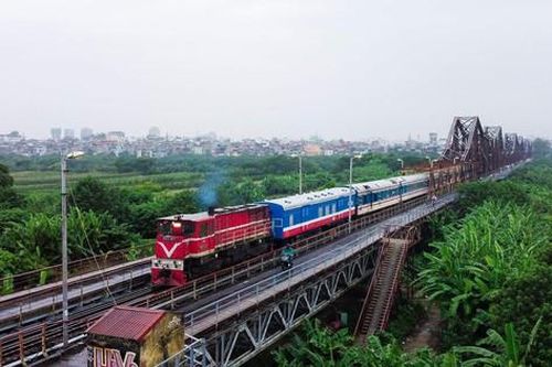 Hình ảnh chuyến tàu Hà Nội - Hải Phòng đầu tiên rời ga sau thời gian tạm dừng vì dịch