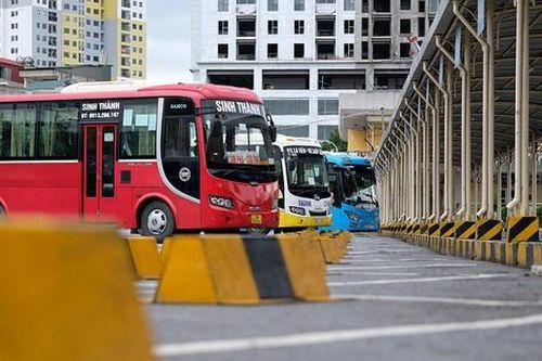 Bến xe Hà Nội vẫn đóng cửa, hành khách tới rồi lại quay về