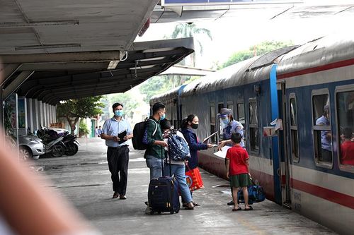 Chuyến tàu đầu tiên xuất phát từ ga Hà Nội đi TP Hồ Chí Minh sau thời gian giãn cách