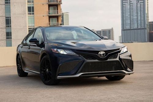 Toyota Camry vượt mặt Honda CR-V về doanh số