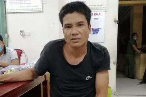 Gã đàn ông mặc váy đột nhập vào nhà vệ sinh trường tiểu học, khống chế cướp nhẫn vàng của nữ giáo viên