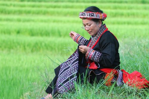 Giữ sắc màu thổ cẩm