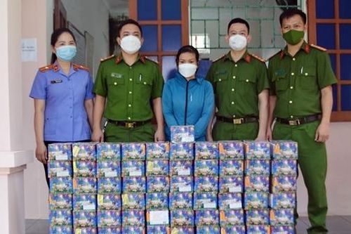 Tích trữ gần 1 tạ pháo để bán dần