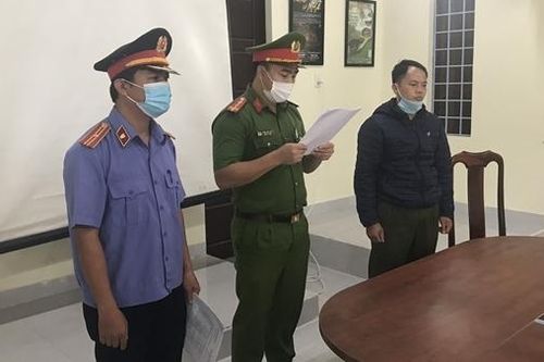 'Bắt tay' với lâm tặc để làm ngơ việc phá rừng