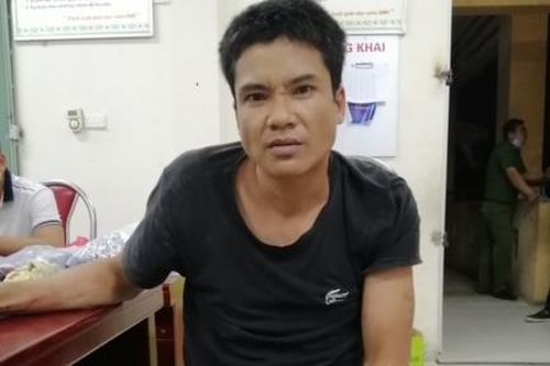 Gã trai mặc váy vào nhà vệ sinh kề dao vào cổ nữ giáo viên cướp nhẫn vàng