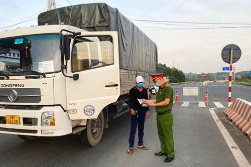 Dẫn 349 người về từ các tỉnh, thành phố phía Nam qua Hà Nội an toàn