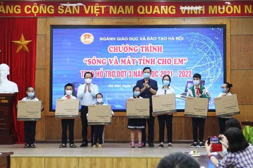 Hà Nội: Thêm 85 học sinh được tặng thiết bị học trực tuyến