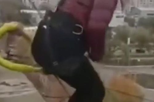 Người phụ nữ nhảy bungee từ tầng thượng tòa nhà nhưng dây an toàn bị đứt, khoảnh khắc cuối cùng gây xót xa