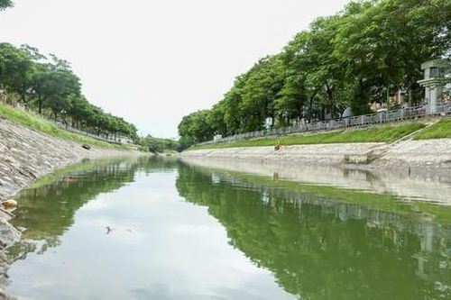 Nước sông Tô Lịch bỗng chuyển màu xanh ngắt hiếm thấy, người dân hân hoan bắt hàng tạ cá