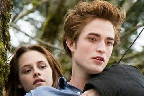 Robert Pattinson buộc phải làm điều này khi diễn cùng Kristen Stewart trong 'Chạng Vạng'
