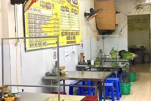 Hà Nội: Chủ quán trắng đêm để chuẩn bị phục vụ đồ ăn cho khách tại chỗ
