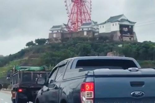 Ô tô 'dìu' xe máy qua cầu vượt biển giữa gió bão