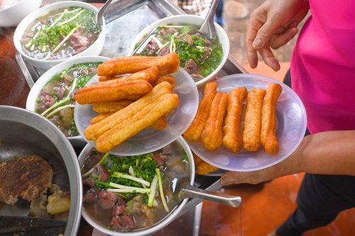 Đi ăn phở, bún chả ngay khi Hà Nội cho phép bán tại chỗ