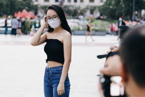 Giới trẻ đổ về hồ Con Rùa, phố đi bộ Nguyễn Huệ vui chơi sau giãn cách