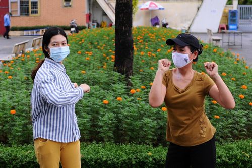 Người dân Hà Nội đổ về công viên tập thể dục, vui chơi