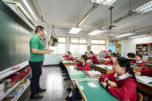 Khó giành suất dạy cấp hai ở Trung Quốc nếu chưa có bằng tiến sĩ