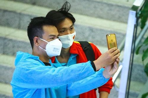 Tuyển Việt Nam về đến Hà Nội