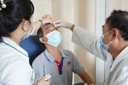 Suýt mất thị lực vĩnh viễn vì vòi xịt nước cao áp