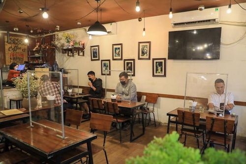 Hà Nội trong ngày đầu tiên chuyển sang trạng thái bình thường mới