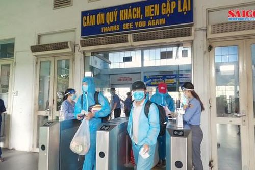 Thai phụ, người già được miễn phí trên chuyến tàu chuyên biệt trở về quê