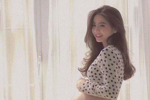 Hot mom Nam Thương mặc gì được báo Trung khen 'mẹ bầu đẹp nhất'?