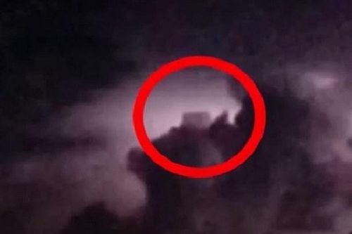 Phát hiện sốc: UFO đang 'rình rập' theo dõi Khu vực 51 bí ẩn?