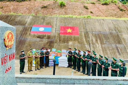 Trao tặng lương thực và vật tư y tế cho lực lượng vũ trang tỉnh Sê Kông, Lào