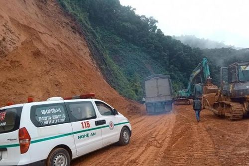 Hà Tĩnh: Thông xe lên cửa khẩu quốc tế Cầu Treo sau gần 6 giờ sạt lở