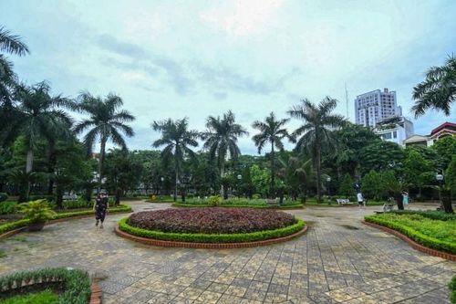 Hà Nội: Buổi sáng đầu tiên công viên mở cửa trở lại, vắng vẻ người dân đến tập thể dục