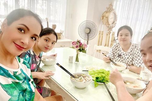 Gia đình Thúy Hạnh trở về nhà sau gần 4 tháng mắc kẹt vì dịch